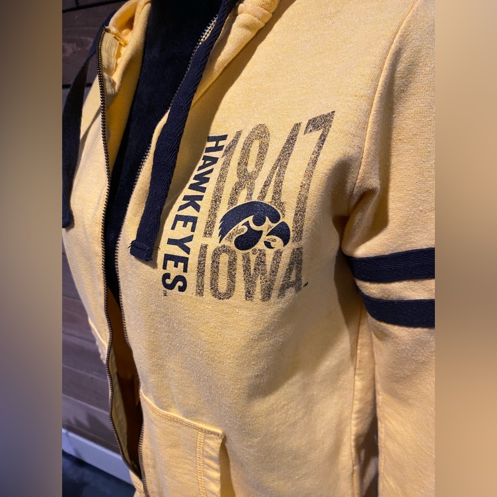 Iowa Hawkeyes zip up hoodie. Size Medium